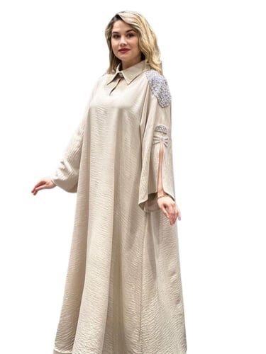 جلابيه نسائي بيج مطعمه بفصوص على الاكمام.