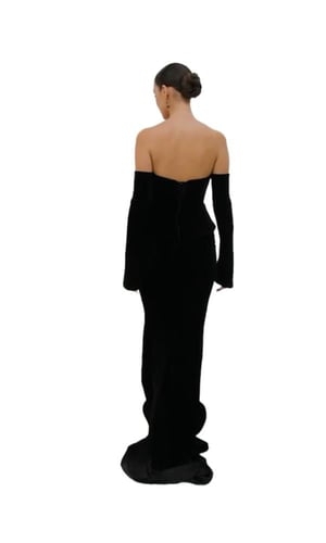 فستان سهرة طويل بتفاصيل تطريز لؤلؤي وأكمام طويلة