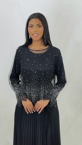 فستان سهرة أسود بتصميم أنيق مع تفاصيل لؤلؤية وتنور...