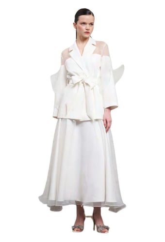 طقم سهرة أبيض مع جاكيت شفاف وتنورة متدرجة