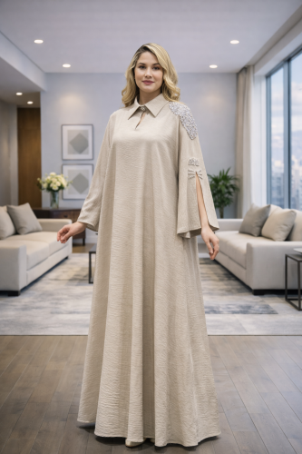 جلابيه نسائي بيج مطعمه بفصوص على الاكمام.