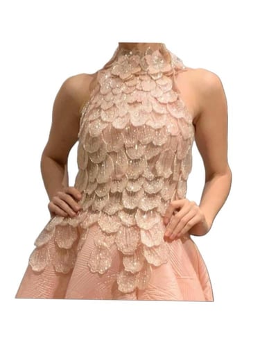 فستان سهرة بتصميم عنق هالتر وتطريز ناعم