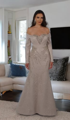 فستان سهرة بتصميم عصري باللون البيج مع تفاصيل لؤلؤ...