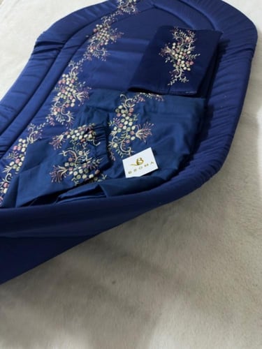 طقم صلاة كامل فاخر - شرشف مطرز لف + سجادة اسنفج مب...