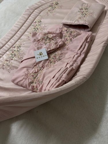 طقم صلاة كامل فاخر - شرشف مطرز لف + سجادة اسنفج مب...