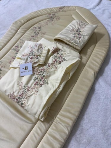 طقم صلاة كامل فاخر - شرشف مطرز لف + سجادة اسنفج مب...