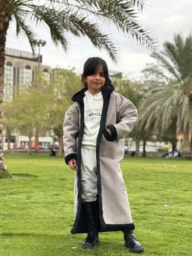 فروه انيقة بأطراف سدو للاطفال بالاسم