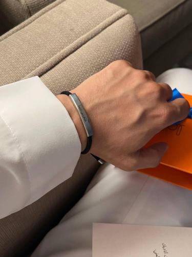 أسوارة خيط بتصميم اسم أو عبارة حسب الطلب