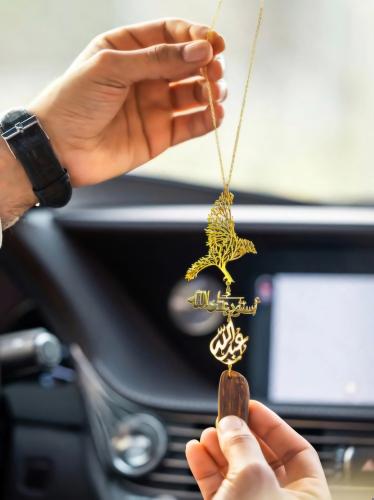 تعليقة سيارة عود مع رسمة الصقر