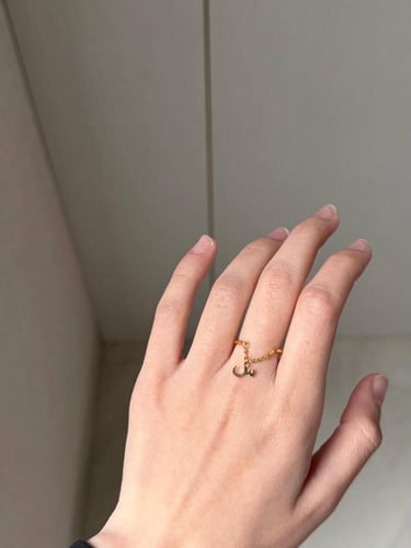 خاتم بالحرف مطلي بالذهب