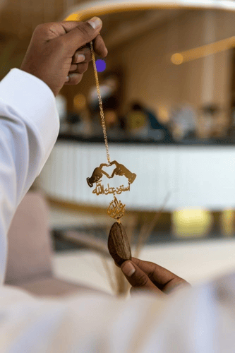 تعليقة كسرة العود بشكل قلب بيدين ترند