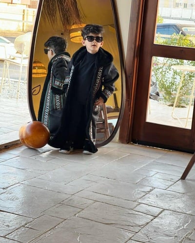 فروه انيقة بأطراف سدو للاطفال بالاسم