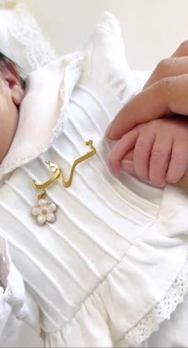 بروش بالأسم مع وردة
