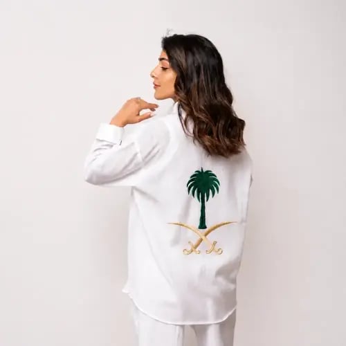 قميص اليوم الوطني تطريز سيفين و نخله
