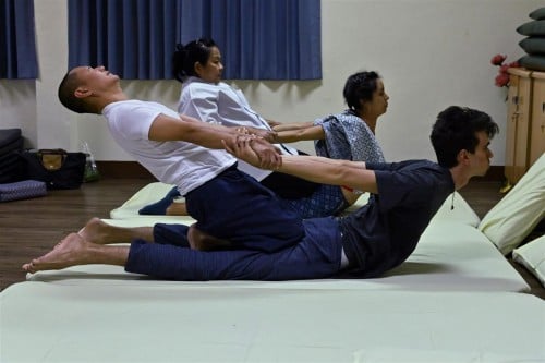 مساج تايلندي يساعد علي تخفيف آلالام الظهر وتخفيف ا...