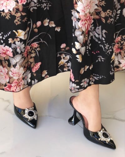 حذاء اسود جوهرة