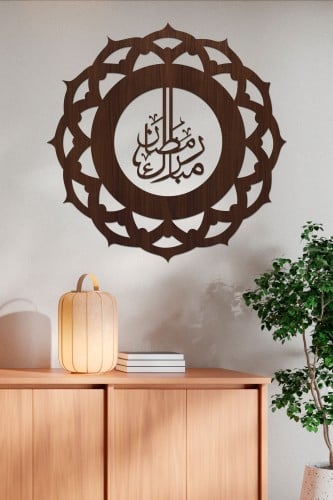 تصميم خشبي بنقشة " رمضان مبارك "