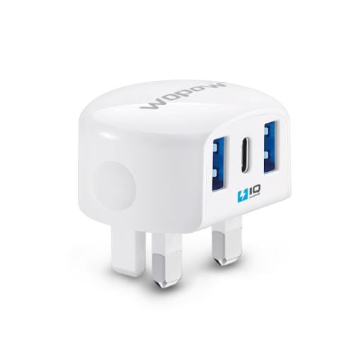 شاحن جداري A15 أبيض بمنفذ Type-C ومنفذين USB