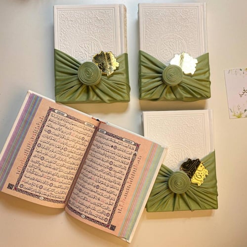 توزيعات مصاحف ملونة