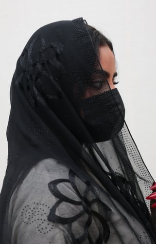 طرحة حرير طبيعي تطريز اسود 741