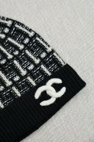 سكارف شانيل +كاب + قلفز 35*200