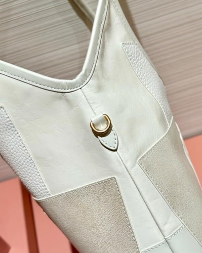 شنطة ميو ميو آيفي بيد