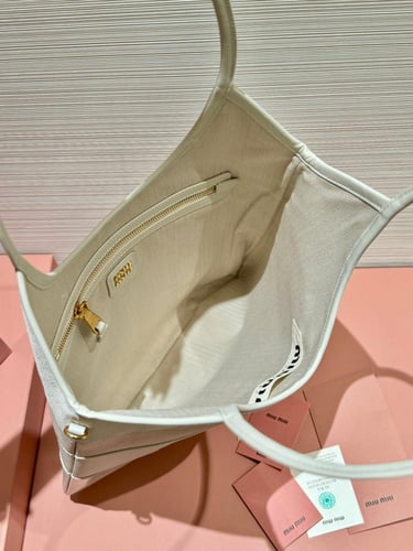 شنطة ميو ميو آيفي بيد