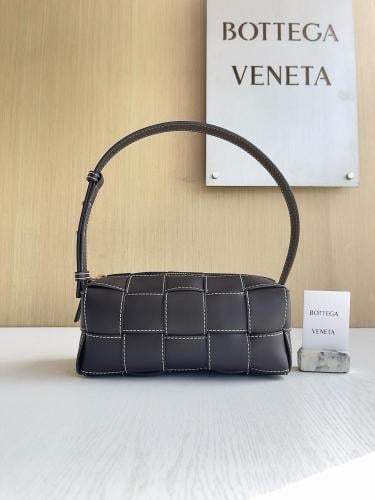 شنطة بوتيقا small Brick مقاس 23.5cm