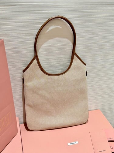 شنطة ميو ميو آيفي بيد