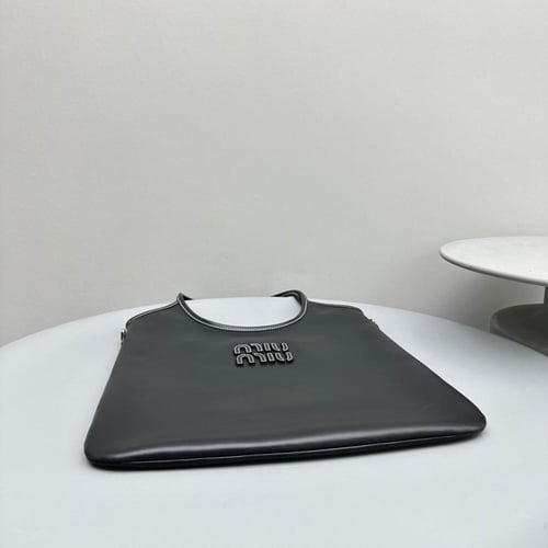 شنطة ميو ميو آيفي بيد