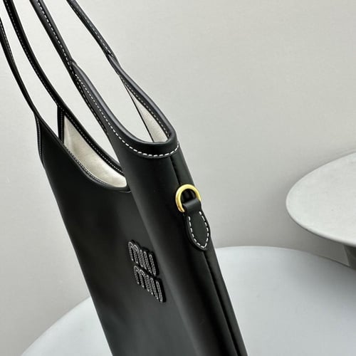 شنطة ميو ميو آيفي بيد