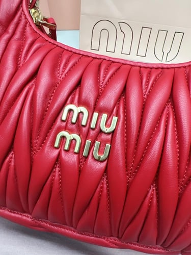 شنطة ميو ميو وأندر هوبو