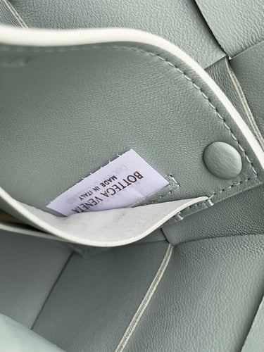 شنطة بوتيقا Cassette Pouch مقاس 22.5cm