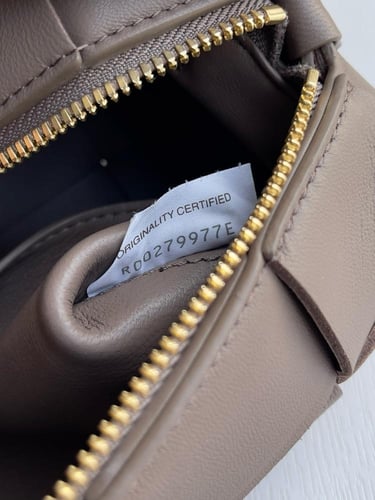 شنطة بوتيقا small Brick Cassette مقاس 23.5cm