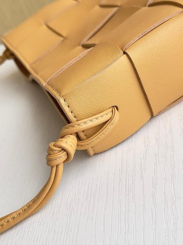 شنطة بوتيقا Cassette Pouch مقاس 22.5cm