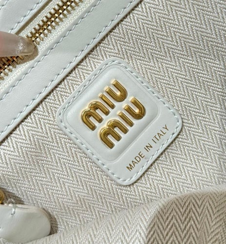 شنطة ميو ميو آيفي بيد