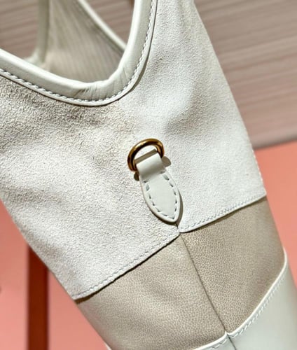 شنطة ميو ميو آيفي بيد