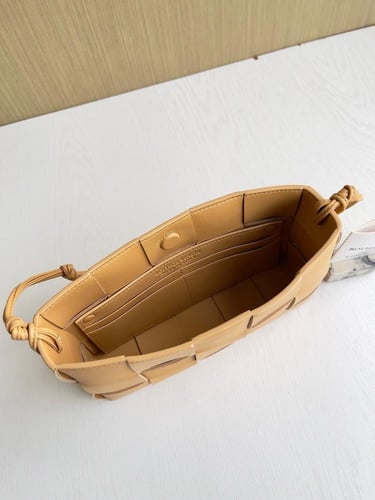 شنطة بوتيقا Cassette Pouch مقاس 22.5cm