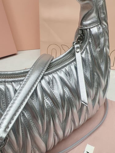 شنطة ميو ميو وأندر هوبو