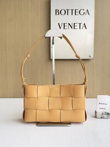 شنطة بوتيقا Cassette Pouch مقاس 22.5cm