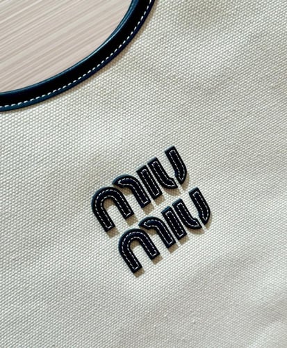 شنطة ميو ميو آيفي بيد