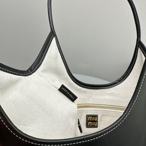 شنطة ميو ميو آيفي بيد