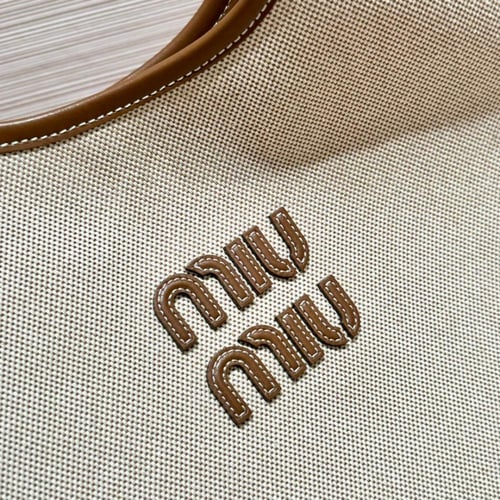 شنطة ميو ميو آيفي بيد