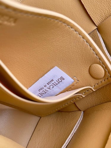 شنطة بوتيقا Cassette Pouch مقاس 22.5cm