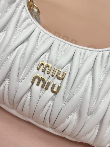 شنطة ميو ميو وأندر هوبو