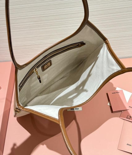 شنطة ميو ميو آيفي بيد