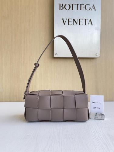 شنطة بوتيقا small Brick Cassette مقاس 23.5cm