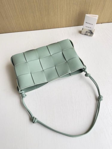 شنطة بوتيقا Cassette Pouch مقاس 22.5cm