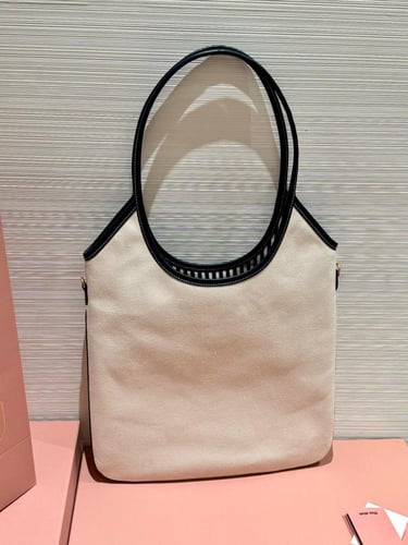 شنطة ميو ميو آيفي بيد