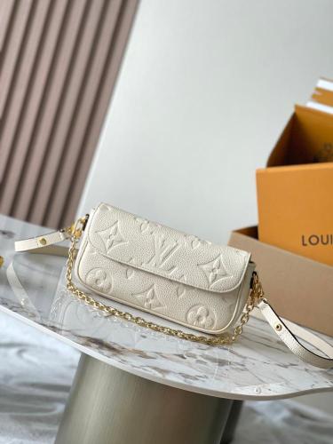 شنطة لوي فيتون Wallet On Chain مقاس 23.5cm
